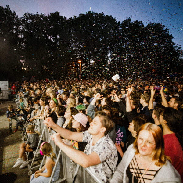 Bild aus dem Breich vor der Bühne von der ersten Reihe die vor der Bühne steht.