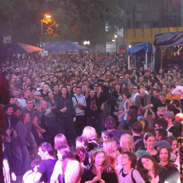 Auf dem Platz vor der Bühne wird ein Moshpit aufgemacht.