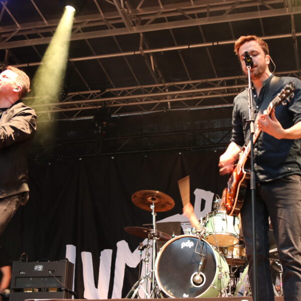 Lumpenback auf der Bühne. Die rechte Person spielt Gitarre und die linke Person singt.